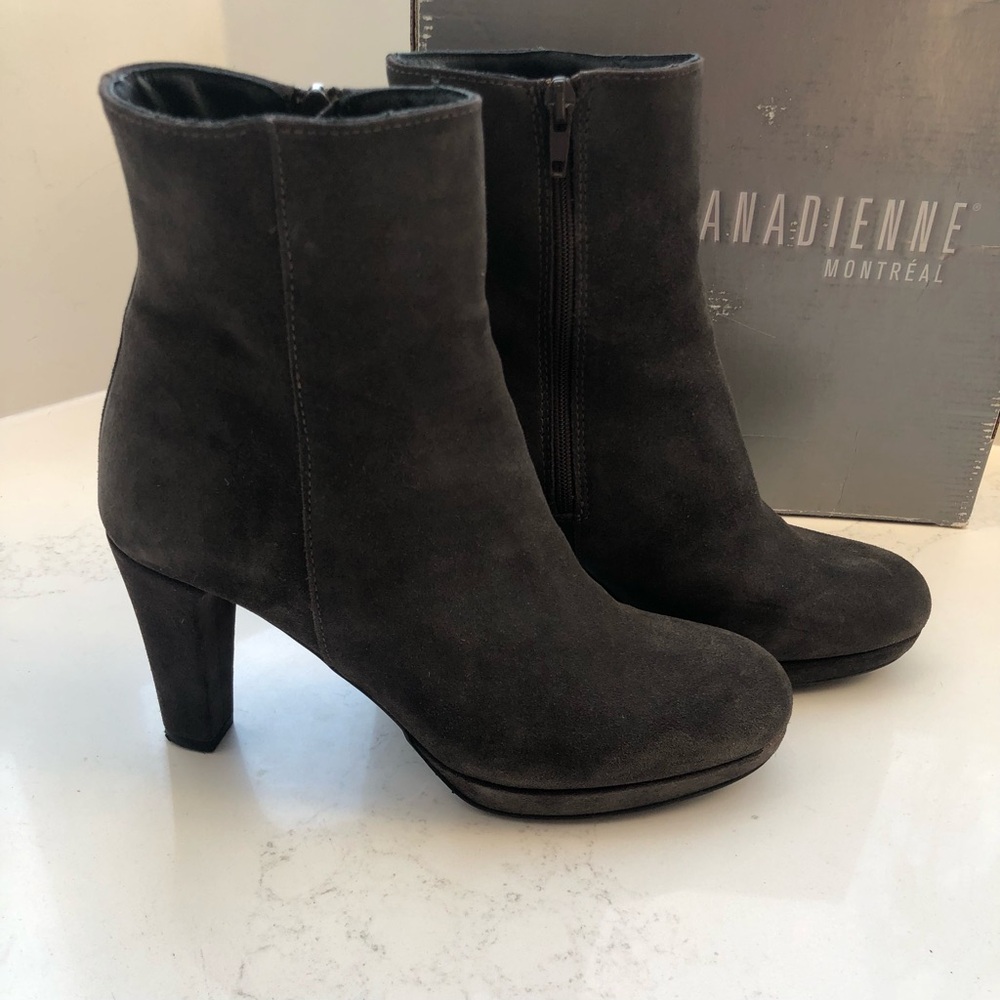 LA CANADIENNE MONACCO SUEDE ANKLE BOOTS - LIKE NEW